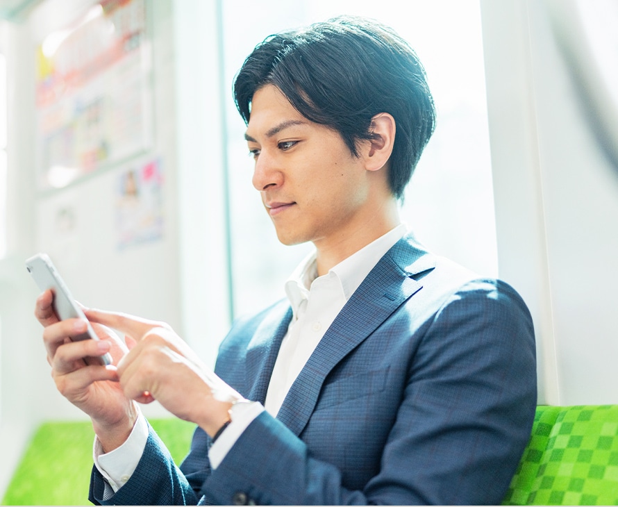 スマホを操作する男性の写真